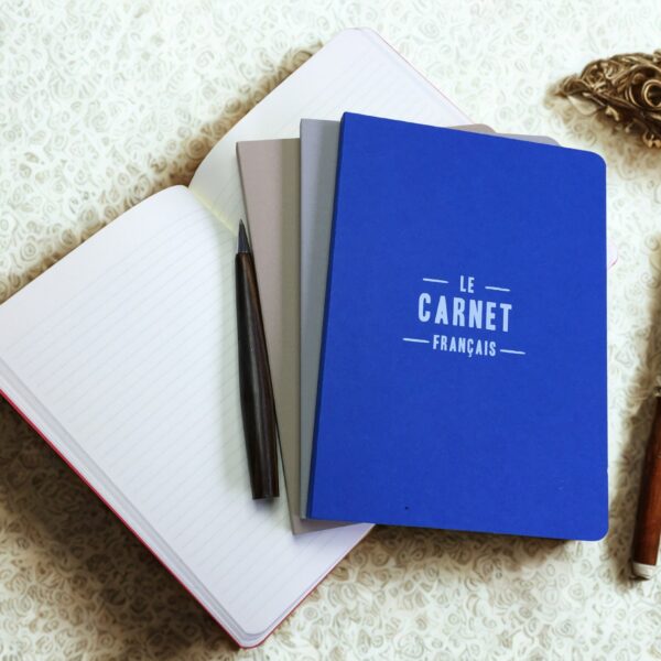 Carnet d’écriture français Étendard – 3 carnets (bleu, gris, kraft) fermés et un carnet ouvert ligné, reliure dos carré cousu, papier recyclé