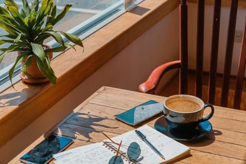 carnet sur table de restaurant au soleil