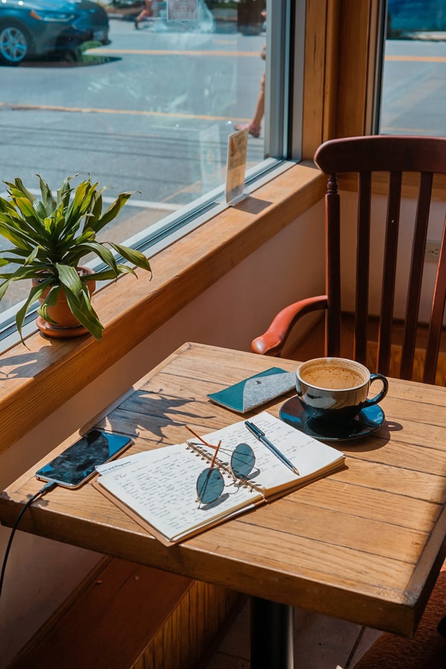 carnet sur table de restaurant au soleil