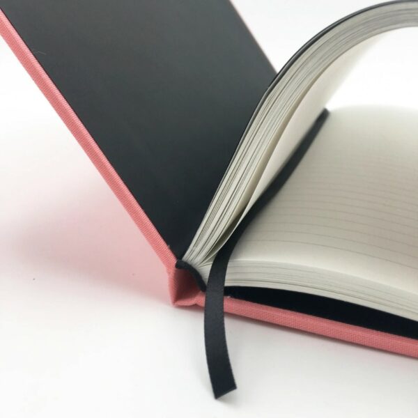 Intérieur du carnet premium rose Le Carnet Français - Pages lignées, couverture toile de lin