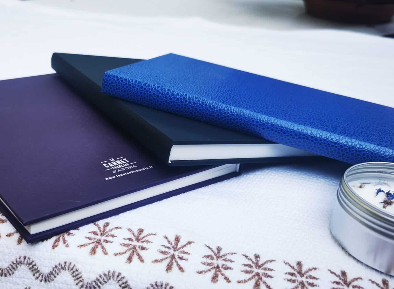 Carnet recyclé fabriqué en France posé sur une nappe – Le Carnet Français