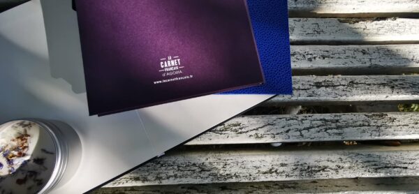 carnet français posé sur banc en bois