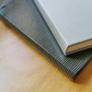 carnet luminis gris et lunettes