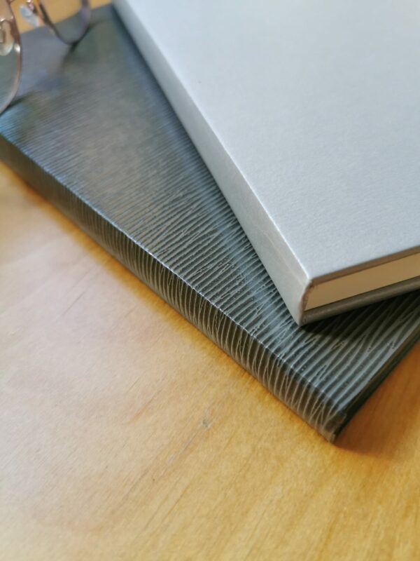 carnet luminis gris et lunettes