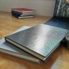 carnet luminis gris posé sur une table en bois